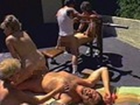 金髪五十路・六十路お婆ちゃんボディビルダー膣圧トレーニング屋外6P乱交ファック！！　サンプル画像08